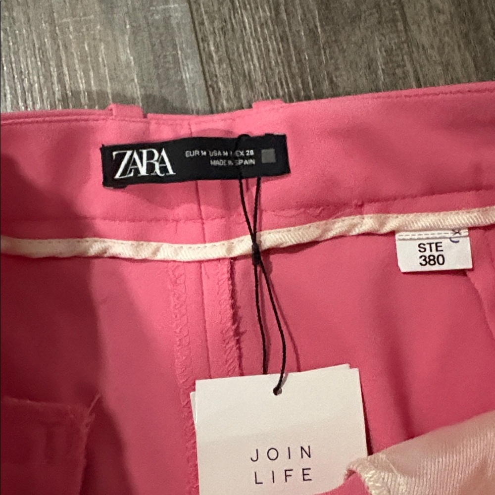 Zara NWT pink cropped pant medium
Waist 15
Rise 12
Inseam 26
Leg opening 10.5 - Picture 4 of 5